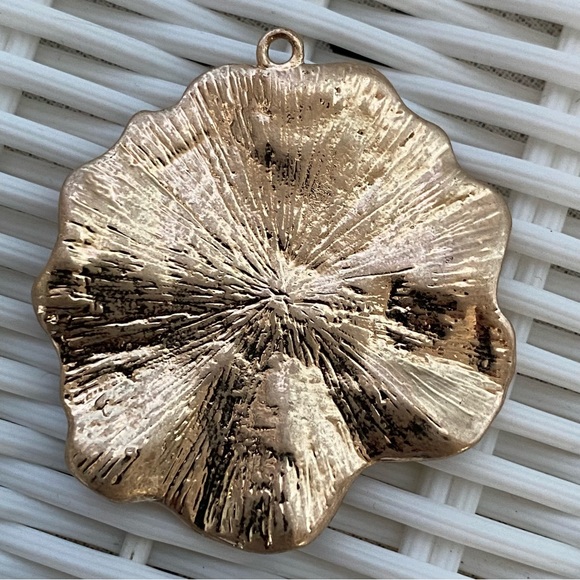 Set of 23 Gold Textured Metal Pendants Size XS - Picture 13 of 16